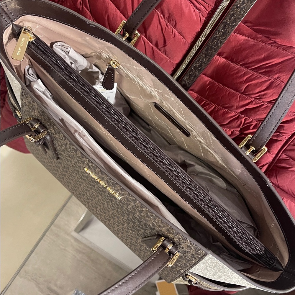 MICHAEL KORS Voyager Lg Color-Block Metallic Signature Logo EW Tote
Brown
NWT - Picture 7 of 16